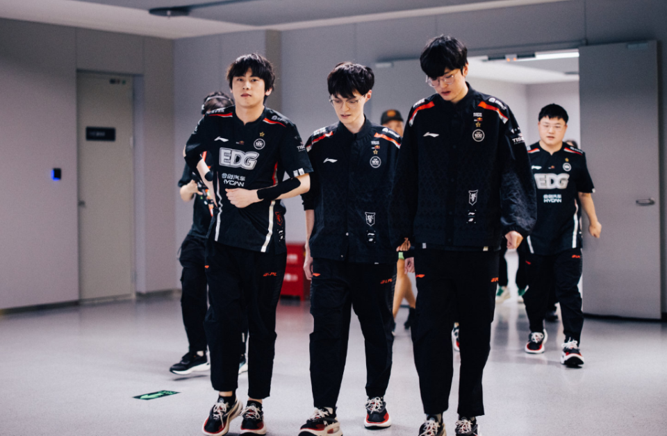 关于Scout巅峰对决，Uzi与60激战雄鹿分钟，挺进下一轮胜负难料！的信息