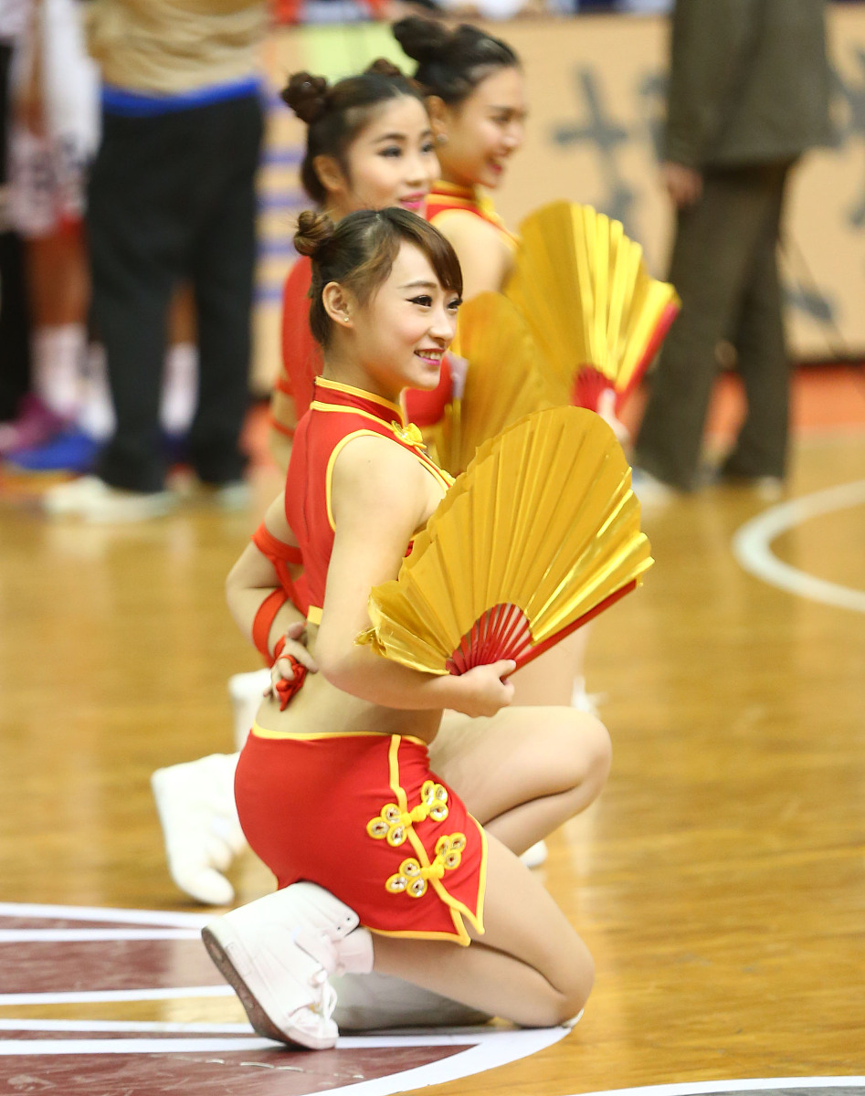 开云-关于穆古鲁扎回归赛场，赛事规则更新首场状态亮眼，美国队观众沸腾！的信息